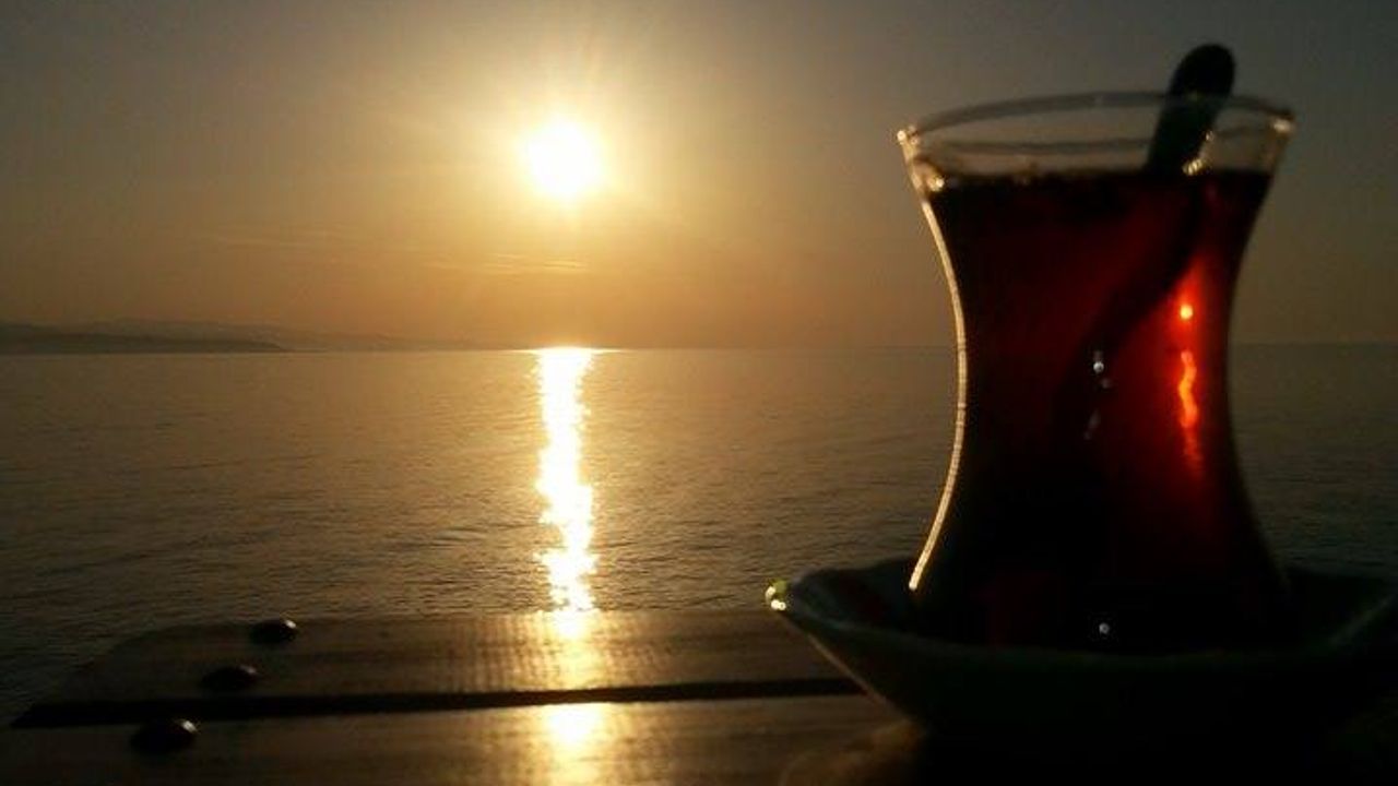 Kasım’da Samsun Sahilinde Gün Batımında Pide ve Çay Keyfi