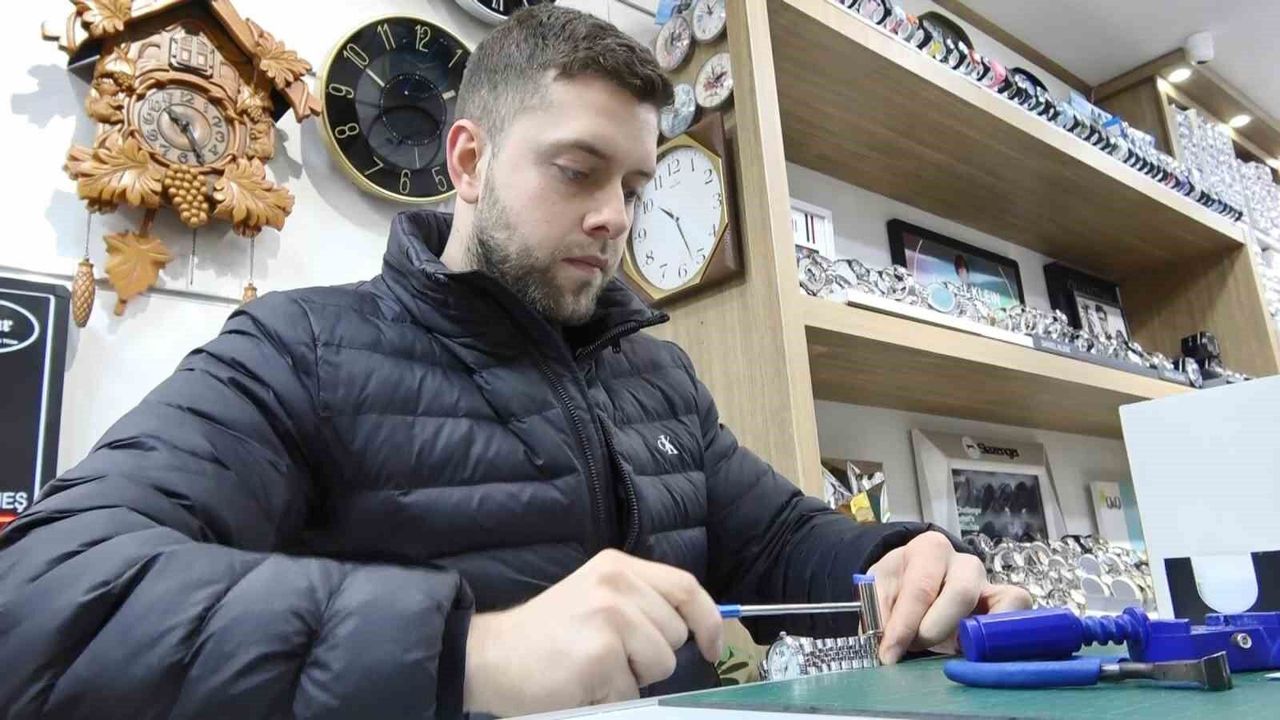 Samsun’un en genç saat tamircisi, zamana ayar veriyor