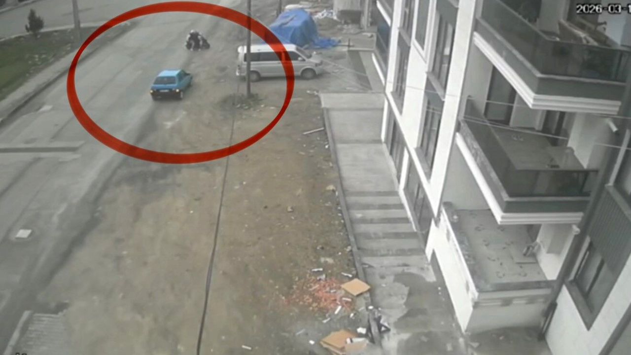 Kaza atlatan otomobil geri dönüp motosiklete çarptı: O anlar kamerada