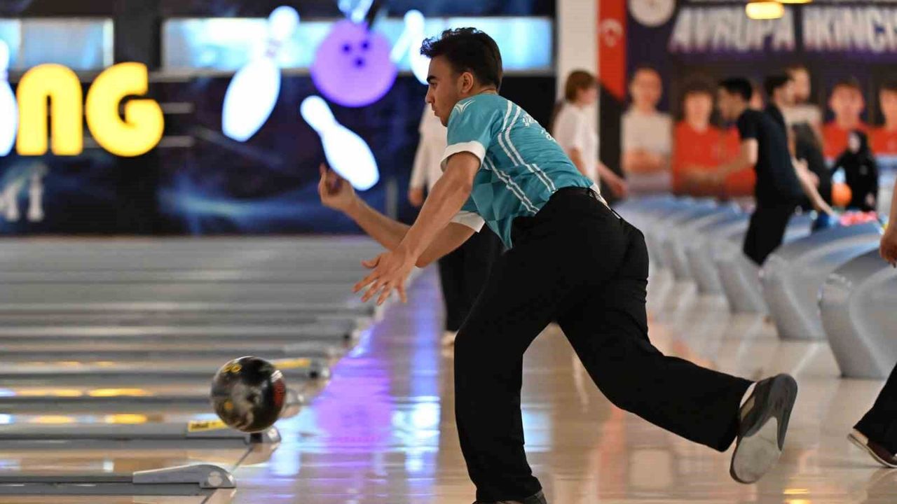 Ünilig Bowling Türkiye Şampiyonasında birinciler ödüllerini aldı