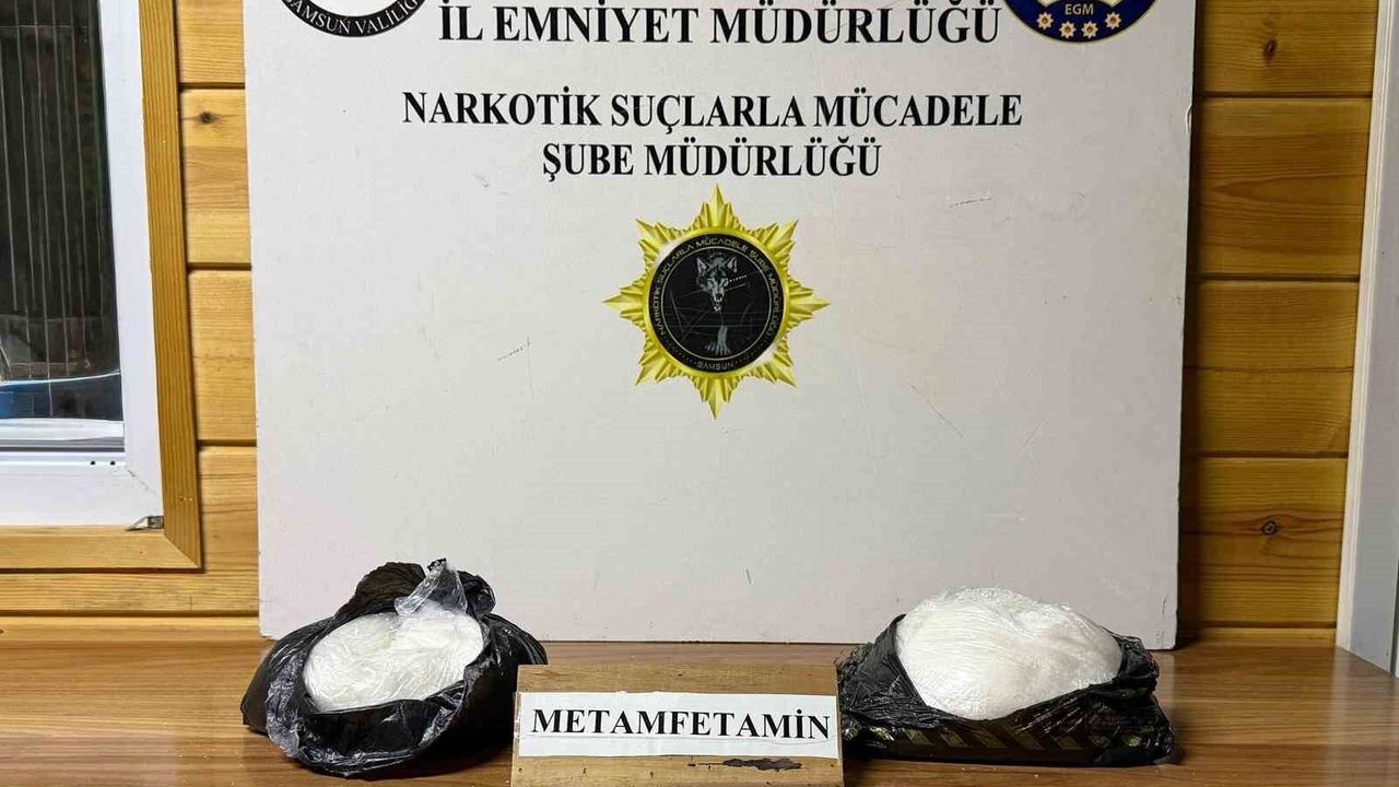 Narkotik köpeği Şila valizdeki 1 kilo 900 gram metamfetamini buldu