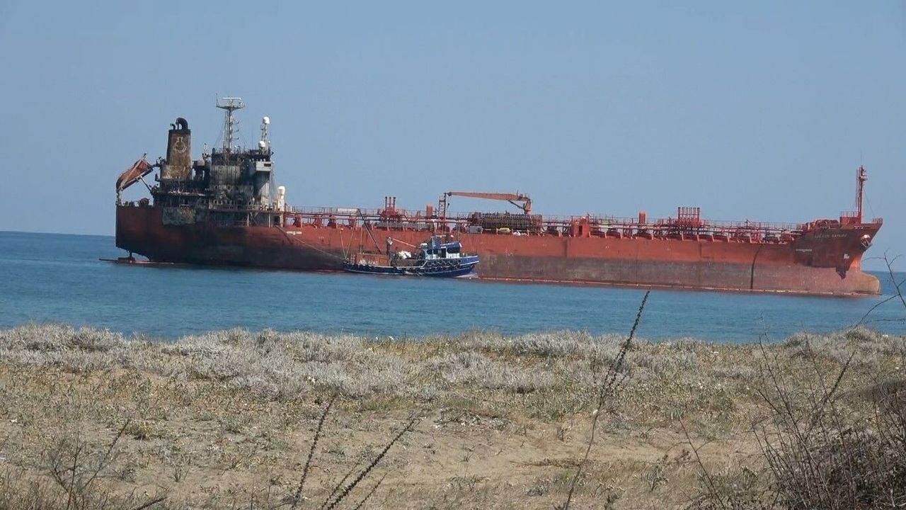 Alaçam'da karaya oturan gemi için kurtarma çalışması başlatıldı