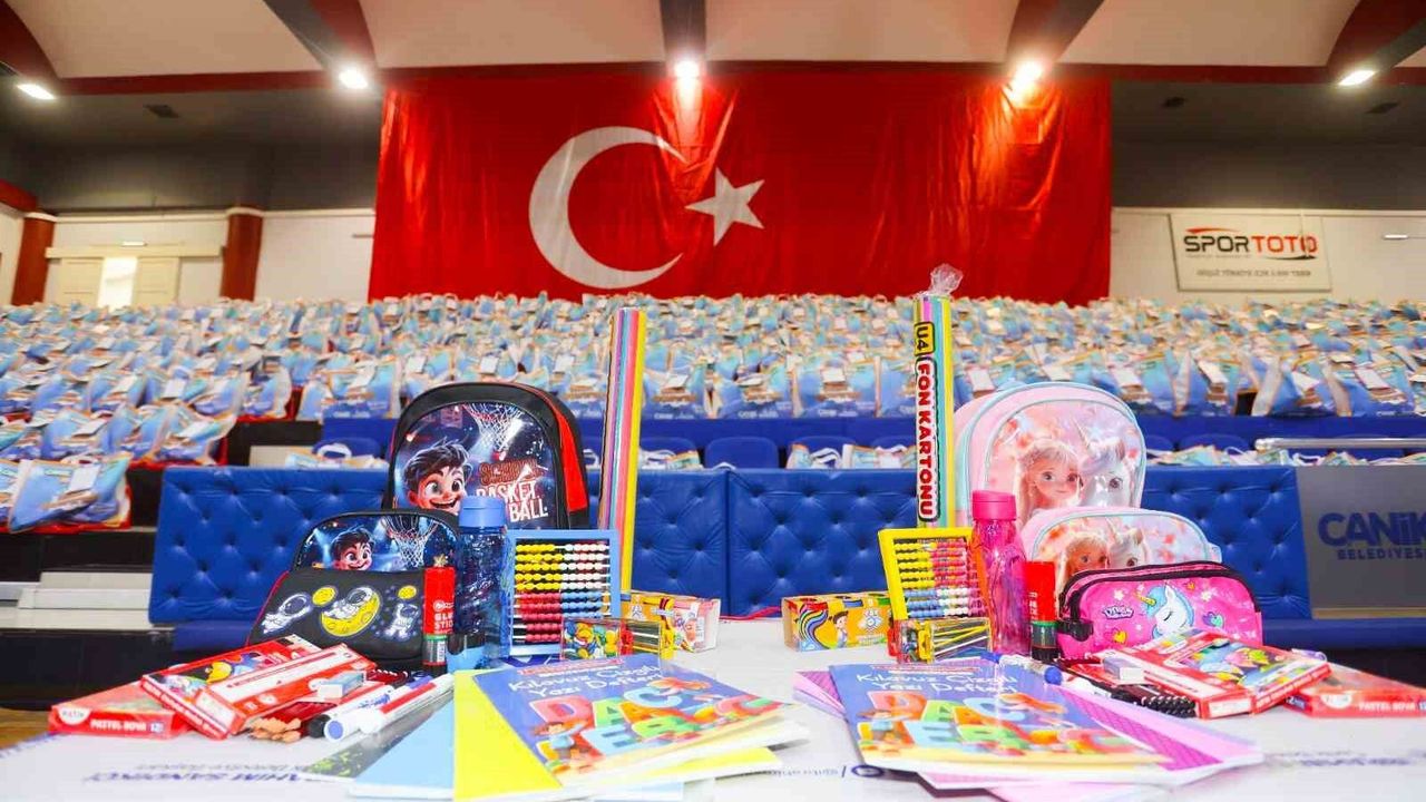 Başkan Sandıkçı: 'Birinci sınıfa başlayan tüm öğrencilere çanta ve kırtasiye seti belediyemizden hediye'