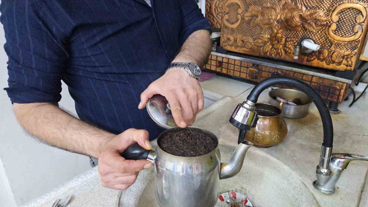 Çayın lezzet sırrı ortaya çıktı: 45 dakika bekletiyorlar, bayatlamıyor