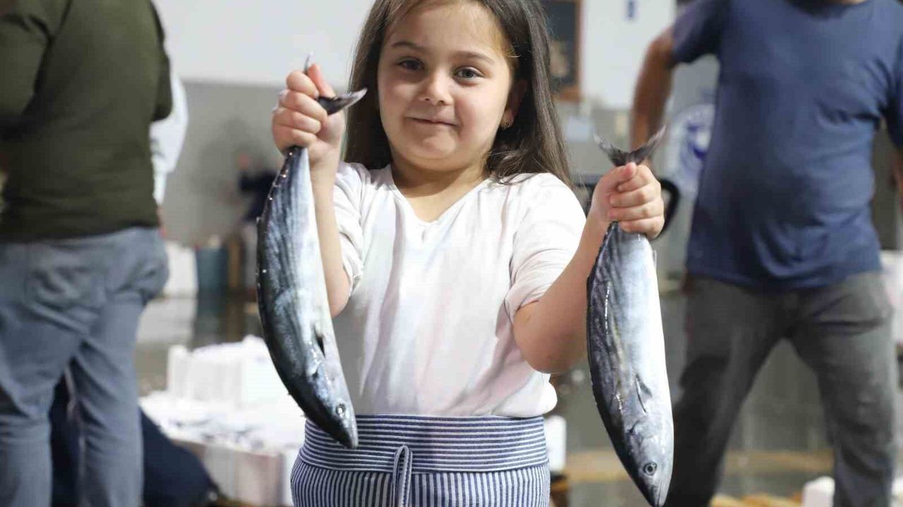 Karadeniz'de çifte bereket: Hem palamut hem hamsi bolluğu