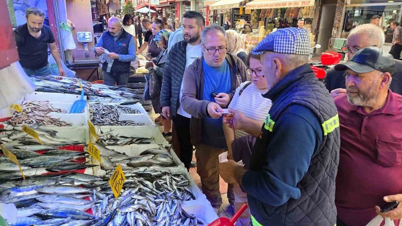 Kiloluk palamut 90 TL'ye düşünce vatandaş tezgahlara akın etti