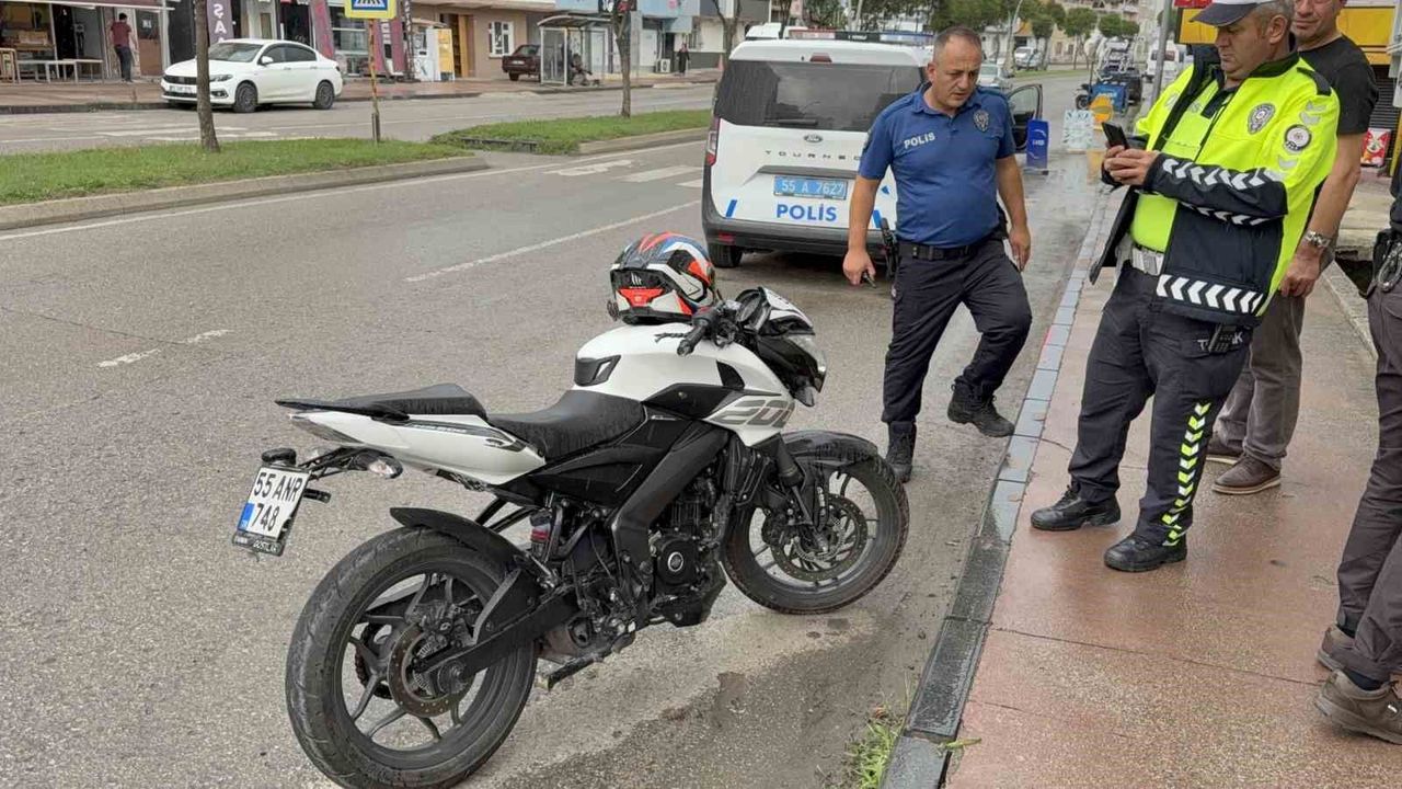 Otomobile çarpan motosiklet sürücüsü yaralandı