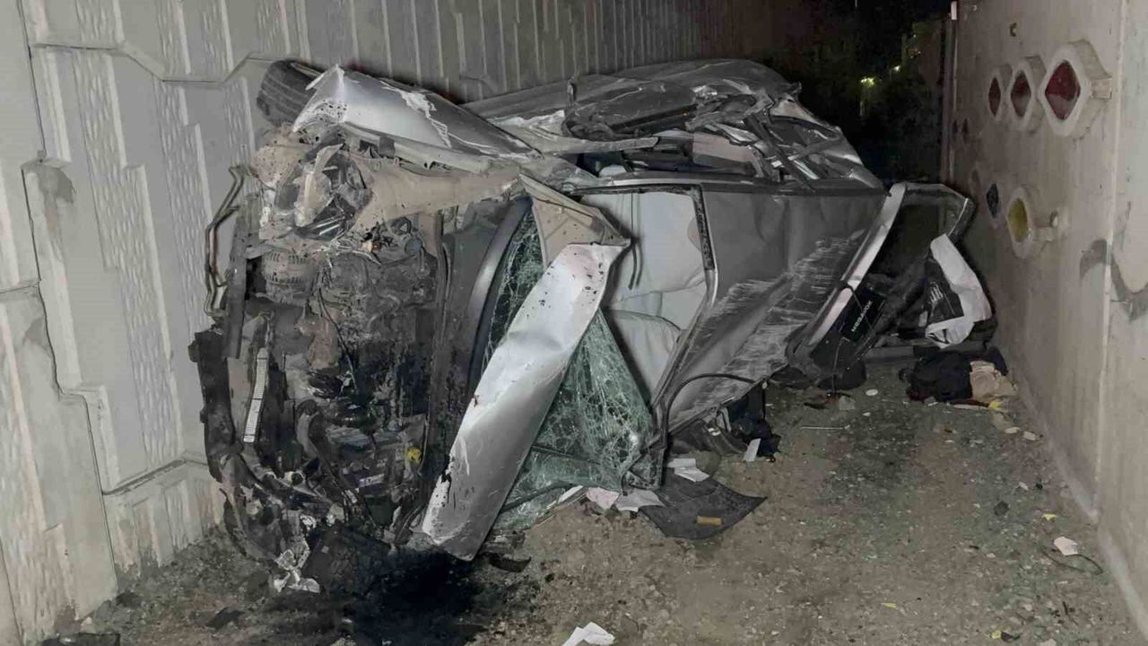 Samsun'da takla atarak hurdaya dönen otomobilde 2 kişi yaralandı