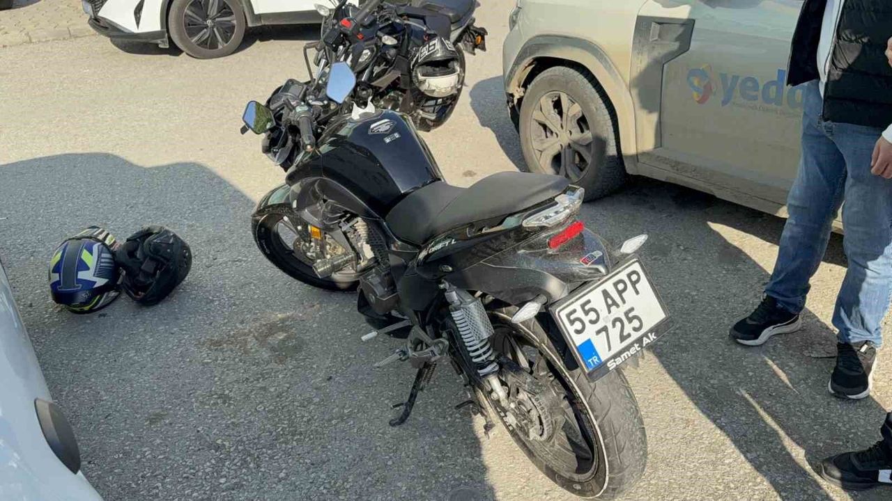 Atakum'da motosiklet otomobil lle çarpıştı: 1 yaralı