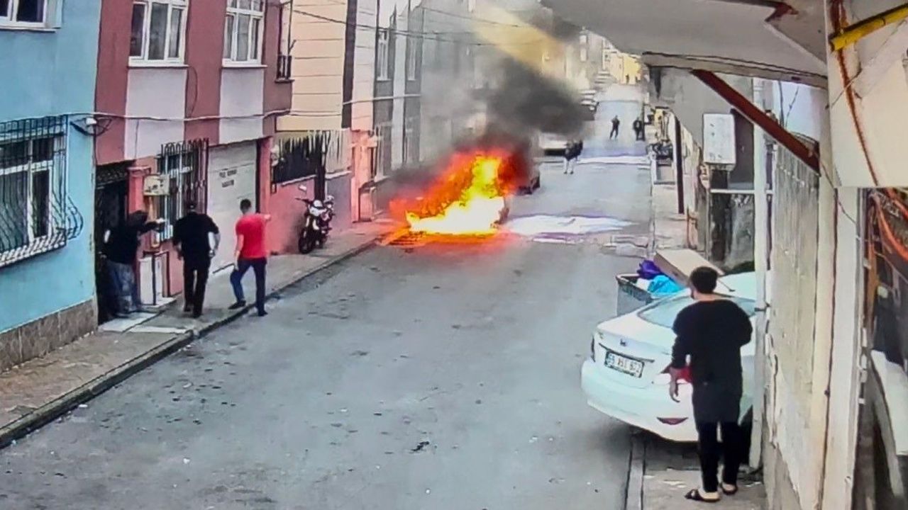 Elektrikli otomobil alev alev yandı: Yangın anı kamerada