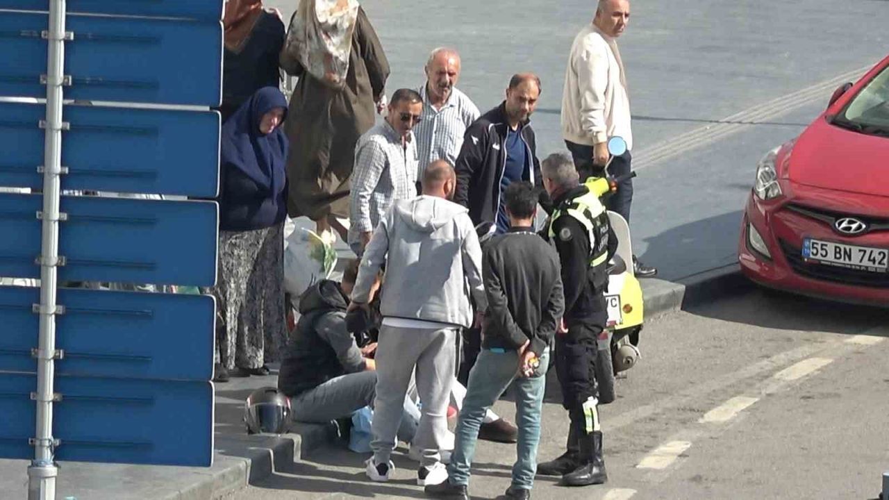 Kavşakta motosiklet devrildi, sürücü ve yolcu yere sürüklendi