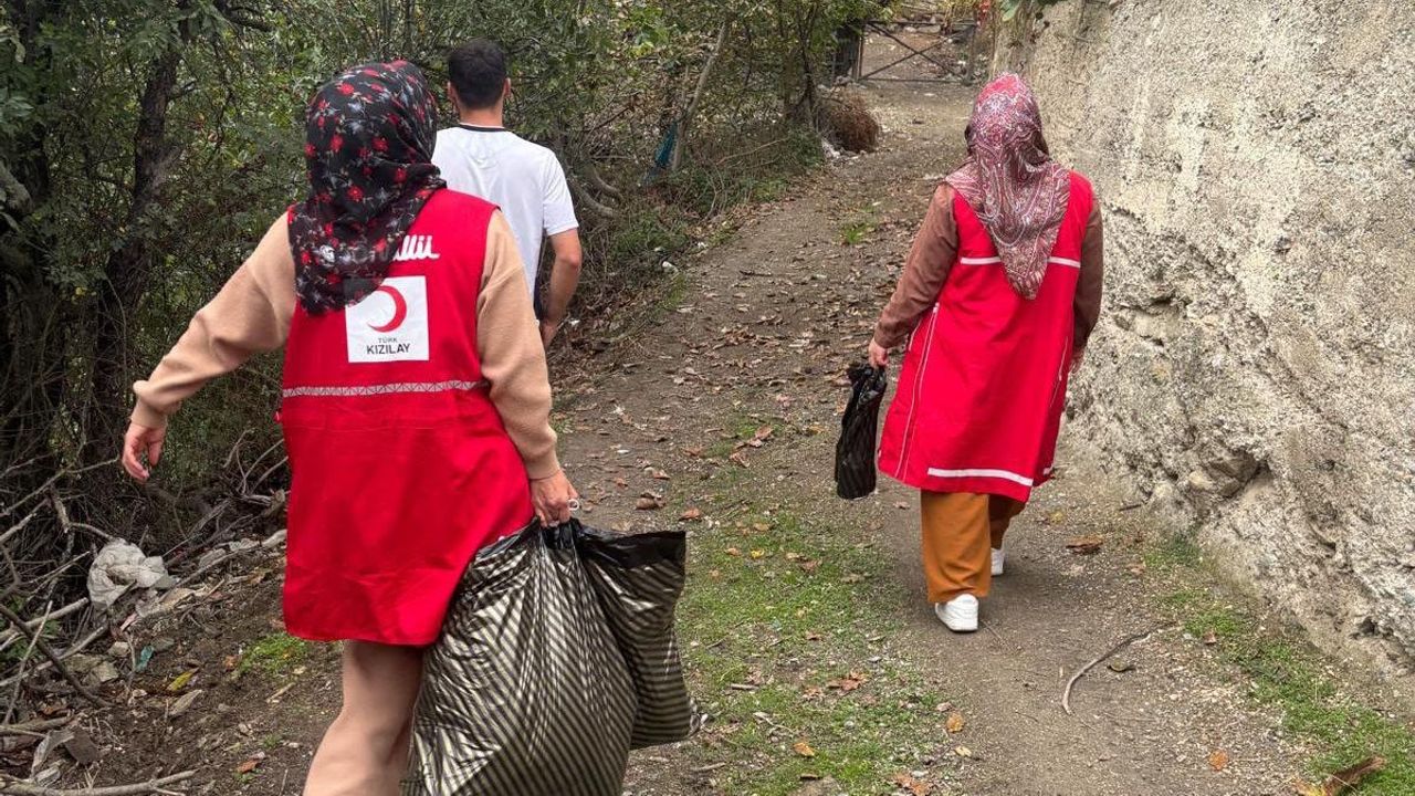 Kızılay'dan çocuklara oyuncak ve giysi yardımı