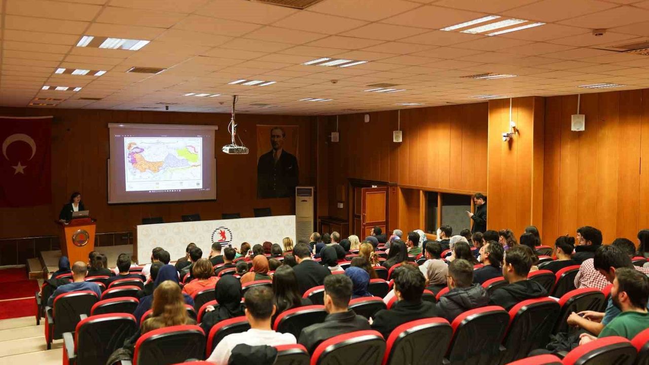 OMÜ'de 'Tarihsel Süreçte Cumhuriyet ve Kazanımları' konferansı