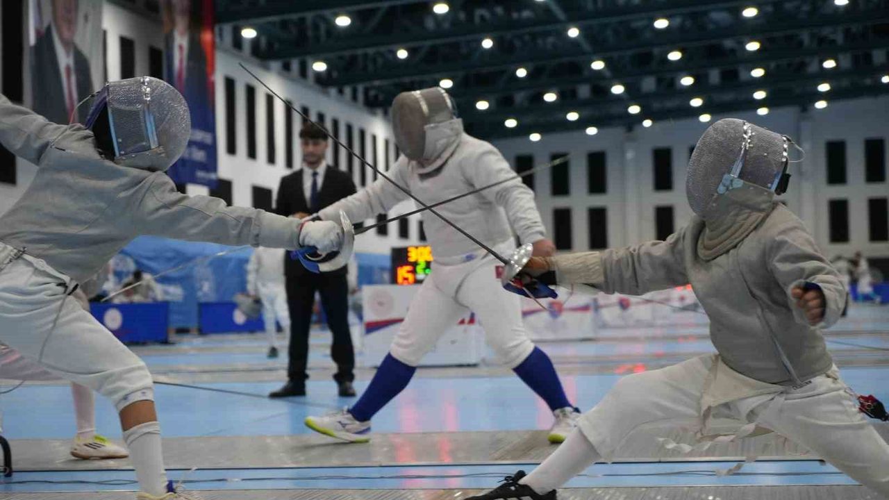Samsun'da 612 sporcunun kılıç mücadelesi başladı