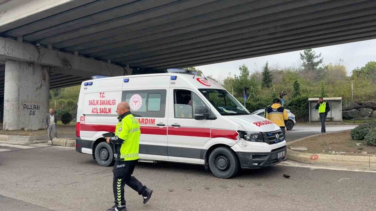Samsun'da ambulans ile yolcu minibüsü çarpıştı