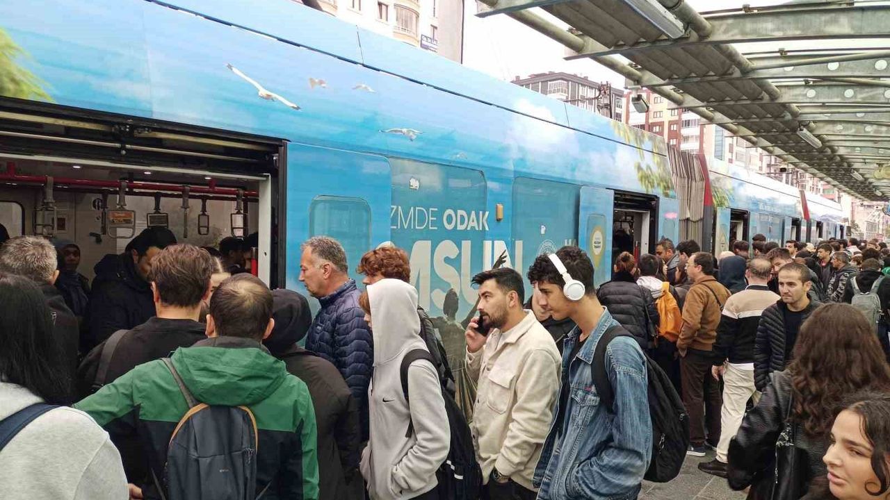 Samsun'da sabah saatlerinde tramvaylarda yoğunluk
