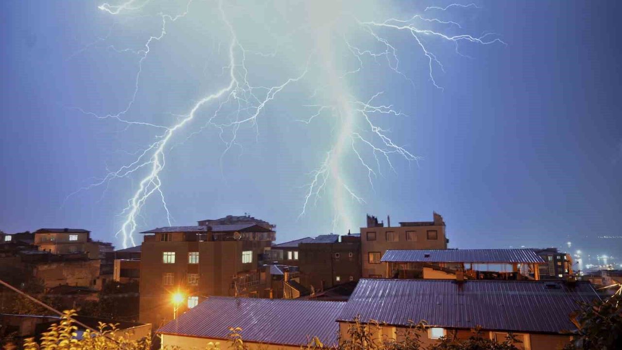 Samsun'da şimşekler geceyi gündüze çevirdi
