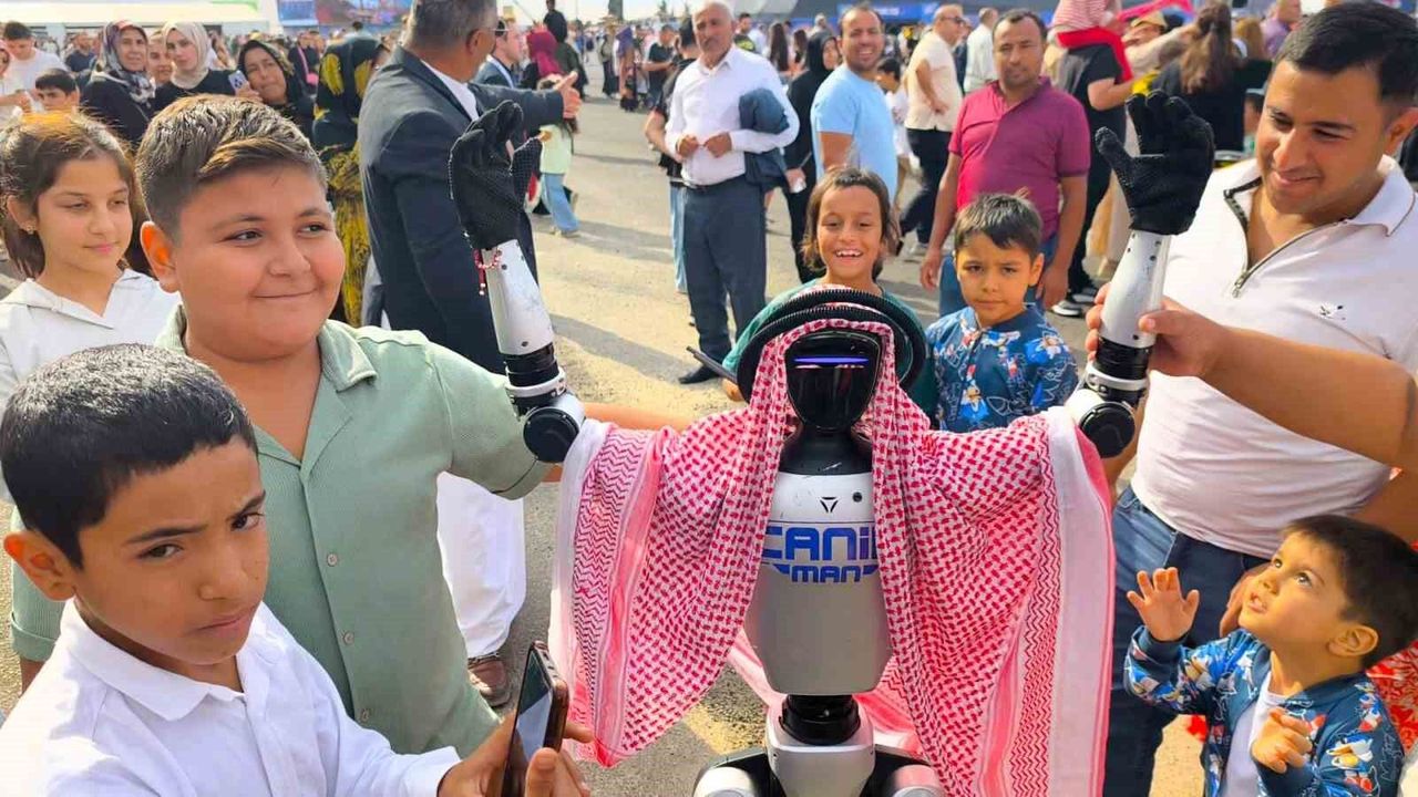 TEKNOFEST'te CANİKMAN rüzgarı: Puşi taktı, dans etti