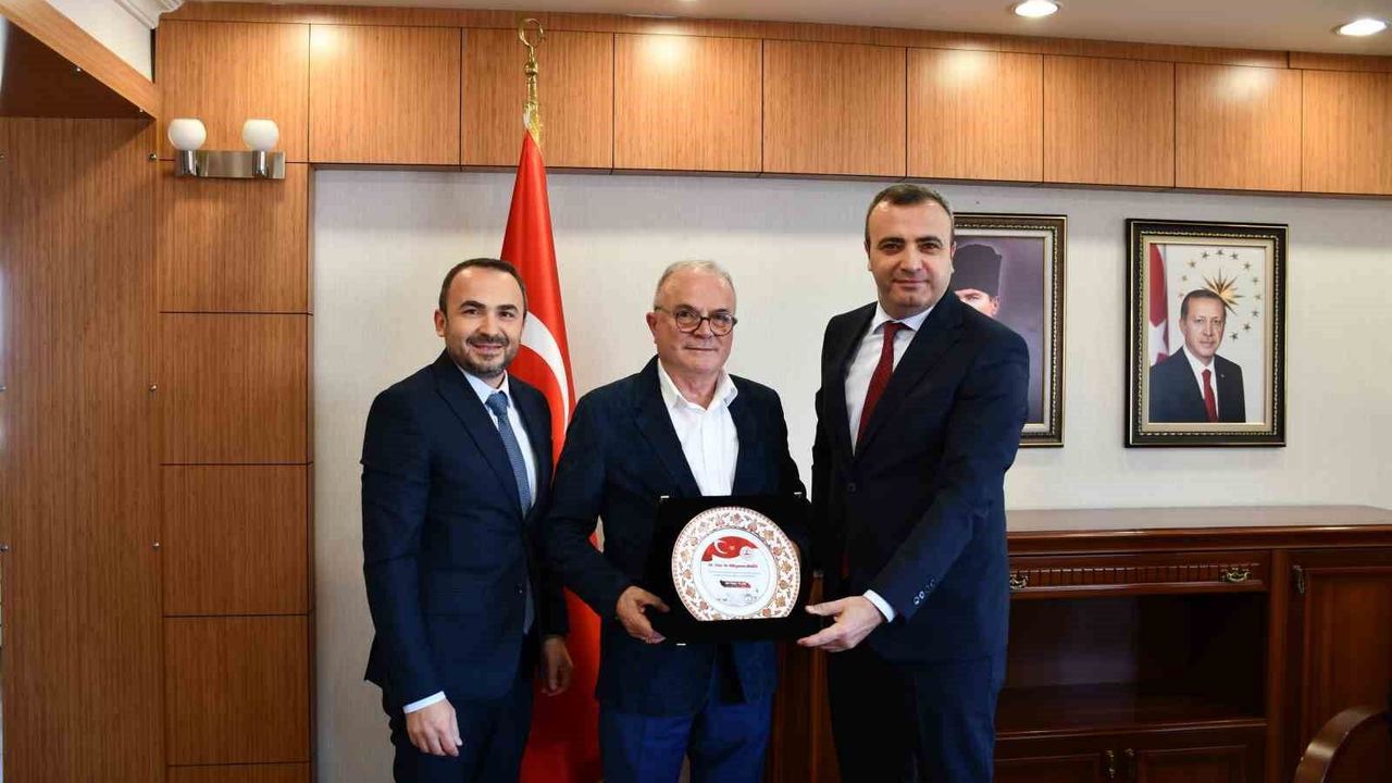 Vezirköprü'de 38 yıldır görev yapan hekime plaket