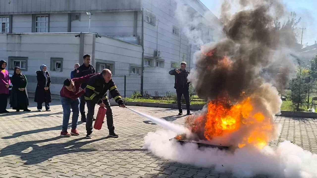 Vezirköprü'de personele yönelik yangın söndürme eğitimi ve tatbikatı