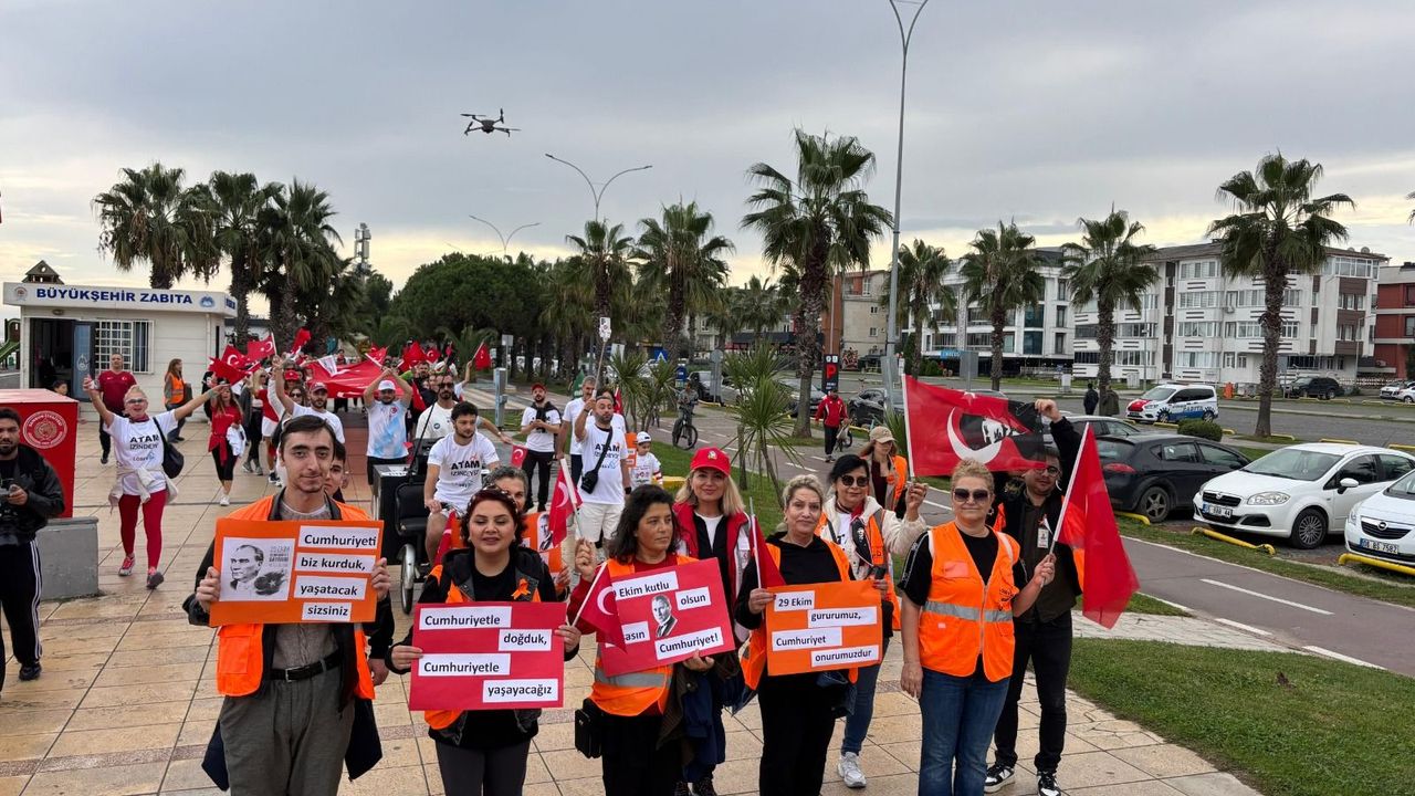 LÖSEV Samsun'dan 29 metrelik Türk bayrağıyla Cumhuriyet coşkusu