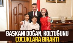 Samsun Büyükşehir Belediye Başkanı Halit Doğan, koltuğunu çocuklara bıraktı