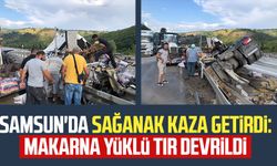 Samsun'da sağanak kaza getirdi: Makarna yüklü tır devrildi
