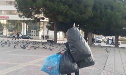 Hayatın yükünü sırtında taşıyor