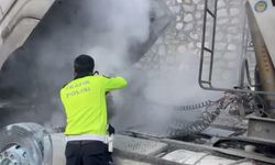 Polislerin hızlı müdahalesi, araç yangınını büyümeden önledi