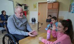 Tekerlekli sandalyeli öğretmen, özel öğrencilere rehber oluyor