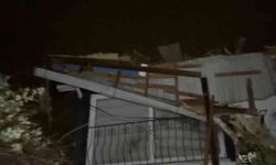 Samsun'da fırtına etkili oldu: Çatılar uçtu, ağaçlar devrildi