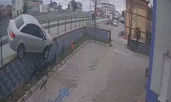 Bafra'da otomobil cami bahçesine uçtu