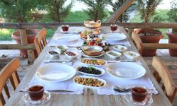 Ayvacık’ta Göl Manzaralı Kahvaltı Kültürü