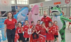 Minikler havuzda şov yaptı! Samsun’da yüzme şenliği heyecanı