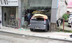 Samsun'da terzi dükkanına otomobil girdi