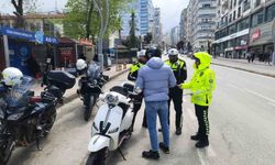 Trafik bilinci için lise önünde farkındalık etkinliği