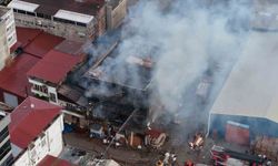 Samsun'da 3 katlı marangoz atölyesi alevlere teslim oldu
