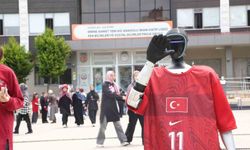 Türkiye'nin nüfusa kayıtlı robotu CANİKMAN öğrencilerle buluştu