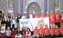 Canik'te camiye gelen hediyeyi alıyor