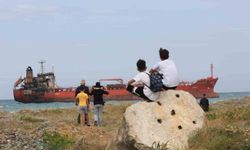 Dron saldırısı sonrası karaya oturan gemi ilgi odağı oldu