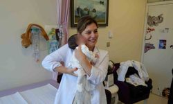 Organları dışarıda doğan bebek, Samsun'da hayata tutundu