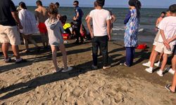 Samsun'da denize giren anne ve 2 kızı boğulma tehlikesi geçirdi