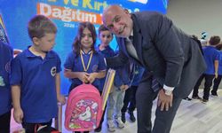 Bu ilçede okula başlayan tüm öğrencilere çanta ve kırtasiye seti hediye