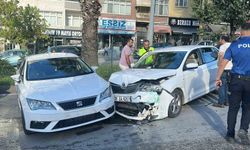 Kontrolden çıkan otomobil karşı şeritte başka bir araçla çarpıştı: 2 yaralı