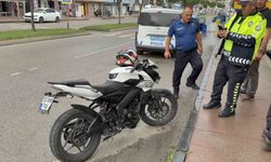 Otomobile çarpan motosiklet sürücüsü yaralandı