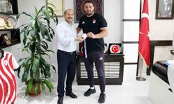 Samsunlu boksör Berat Acar, Akdeniz Oyunları'nda gümüş madalya kazandı