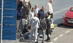 Kavşakta motosiklet devrildi, sürücü ve yolcu yere sürüklendi
