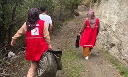 Kızılay'dan çocuklara oyuncak ve giysi yardımı