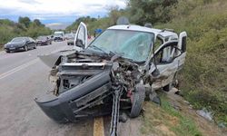 Otomobil ile hafif ticari araç kafa kafaya çarpıştı: 2 yaralı