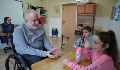 Tekerlekli sandalyeli öğretmen, özel öğrencilere rehber oluyor